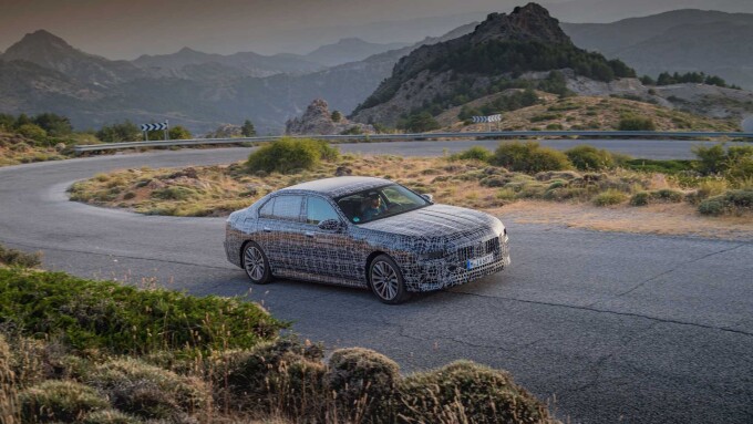 2023-bmw-i7-teaser-134109994c65bc01a3.jpg
