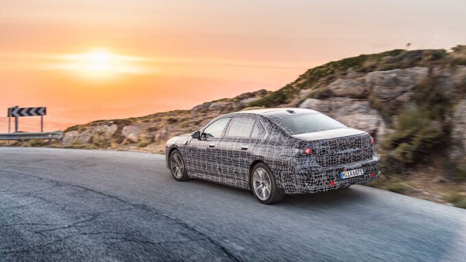 2023-bmw-i7-teaser-18605ea1e8abc6d085.jpg