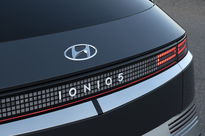 Ioniq-5--643e2de6fad70bfde7.jpg