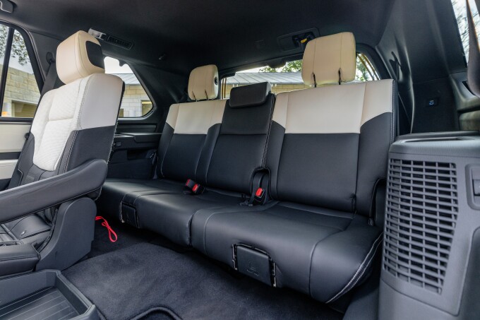 2023_Toyota_Sequoia_Capstone_014fa9aee17f0c9a256.jpg