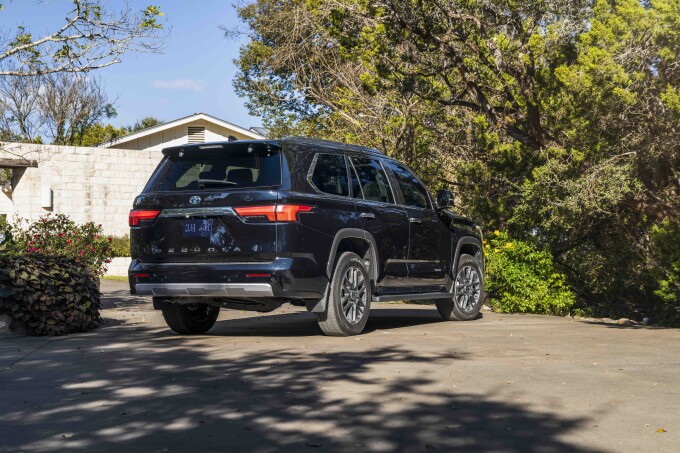 2023_Toyota_Sequoia_Limited_023347469f38cd5374b.jpg