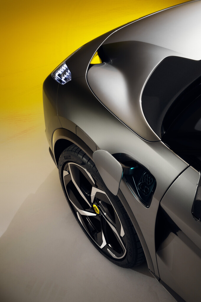 03_Lotus_Eletre_Studio_INT_ChargeFlapHighb56e13e3148beddc.jpg