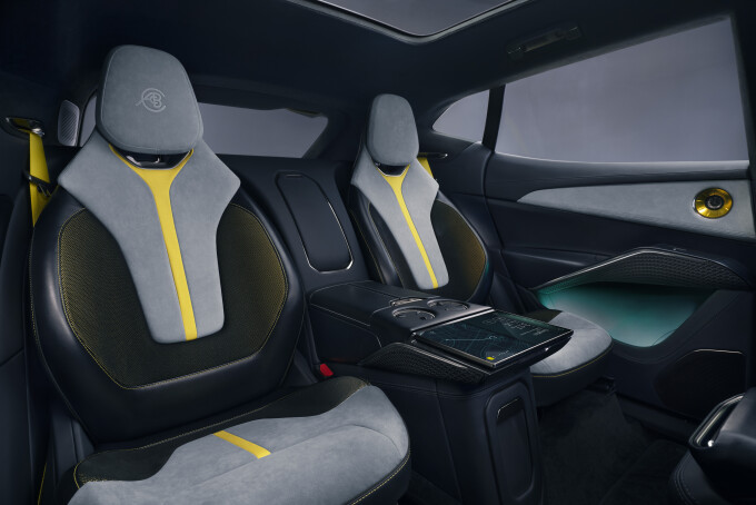 06_Lotus_Eletre_Yellow_Studio_INT275fefbfb2847eaff.jpg