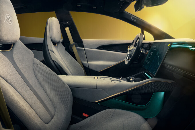 10_Eletre_Studio_INT_Buck_Yellow7fc82bf4fad78274.jpg