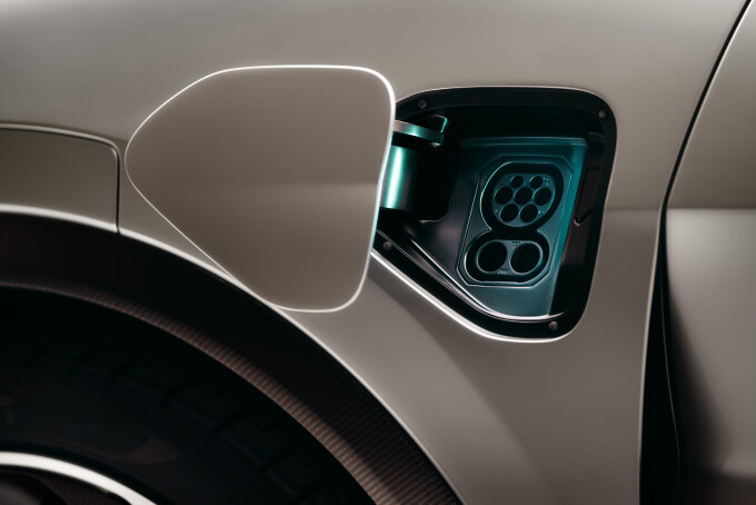 12_Lotus_Eletre_Studio_INT_Charge_Porte771fb8d01643503.jpg