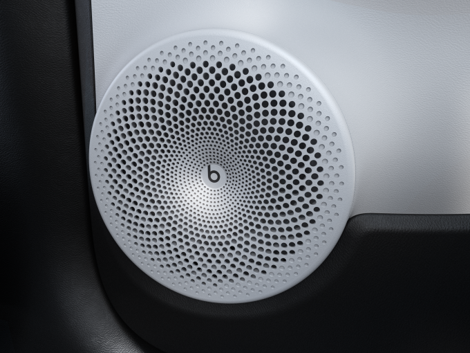 Limbo_Edition1_INT_06_White_Gold_Beats_audio_system0b5294ec6d6331c8.png