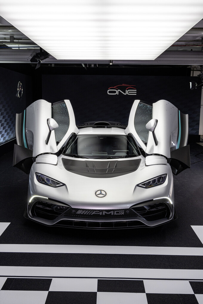 Mercedes-AMG ONE (Kraftstoffverbrauch gewichtet, kombiniert: 8,7 l/100 km; CO2 Emissionen gewichtet,