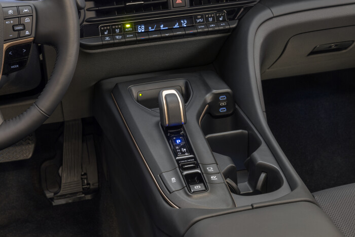 2023-Toyota-Crown_-Platinum_Shiftera6e741272c432bde.jpg