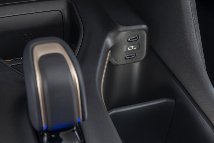 2023-Toyota-Crown_-Platinum_USB-C-Port61ea7f684ccd7755.jpg