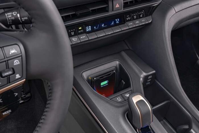 2023-Toyota-Crown_Platinum_Qi-Charger7eaa6f5a91ff9d78.jpg