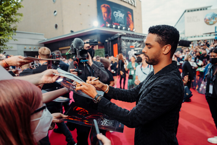 AudiTeamsupwithNetflixonTheGrayManastheOfficialAutomotiveBrandfeaturedintheFilm203c227a4147898d7a.jpg