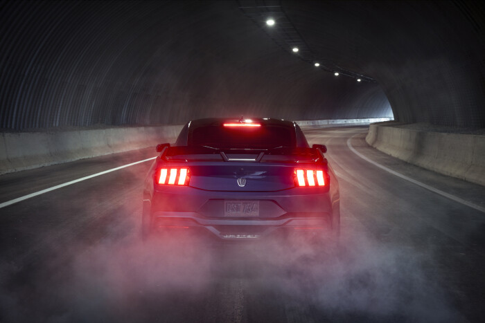 Mustang-Dark-Horse-06773350182a15f521.jpg