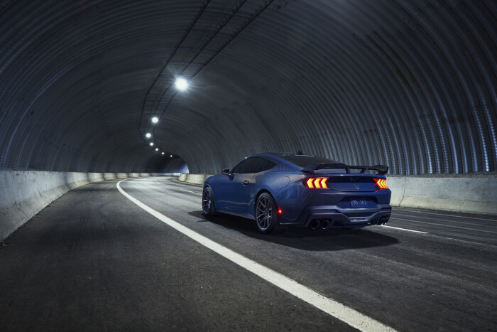 Mustang-Dark-Horse-09f939017e3aa1f68a.jpg