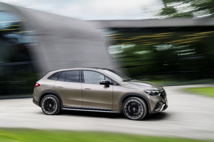 Mercedes-EQ. EQE SUV. AMG Line Exterior, Night Package, Velvet brown metallic, 22" AMG multi-spoke l