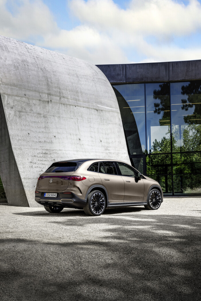 Mercedes-EQ. EQE SUV. AMG Line Exterior, Night Package, Velvet brown metallic, 22" AMG multi-spoke l