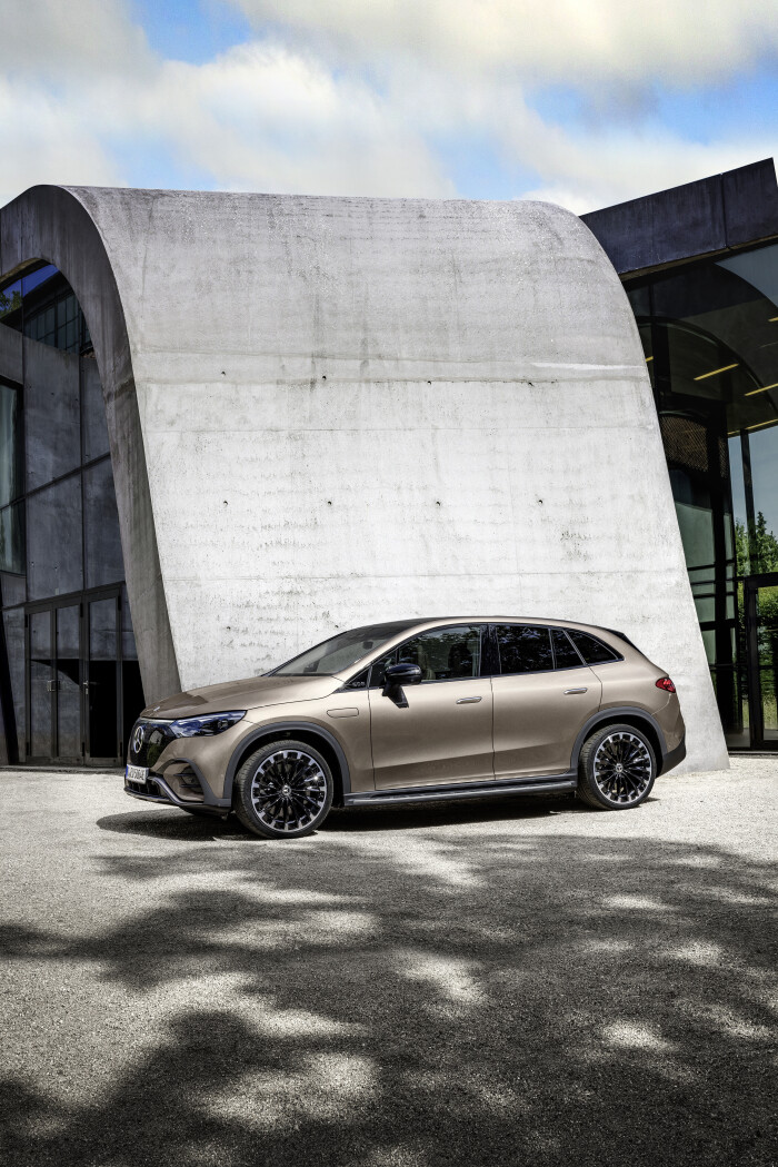 Mercedes-EQ. EQE SUV. AMG Line Exterior, Night Package, Velvet brown metallic, 22" AMG multi-spoke l