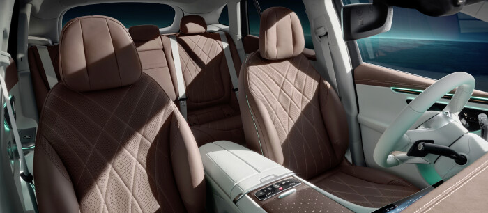 Mercedes-EQ. EQE SUV. AMG Line Exterior, Night Package, Velvet brown metallic, 22" AMG multi-spoke l