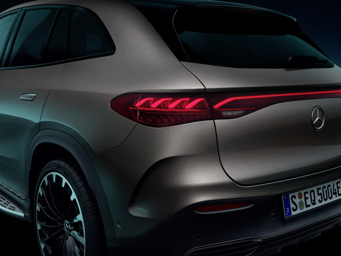 Mercedes-EQ. EQE SUV. AMG Line Exterior, Night Package, Velvet brown metallic, 22" AMG multi-spoke l