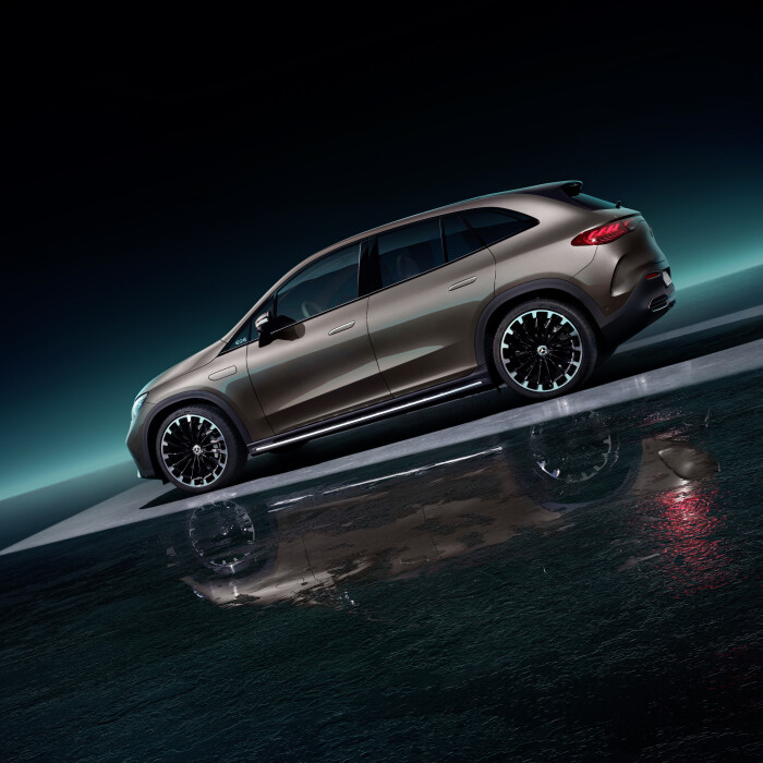 Mercedes-EQ. EQE SUV. AMG Line Exterior, Night Package, Velvet brown metallic, 22" AMG multi-spoke l