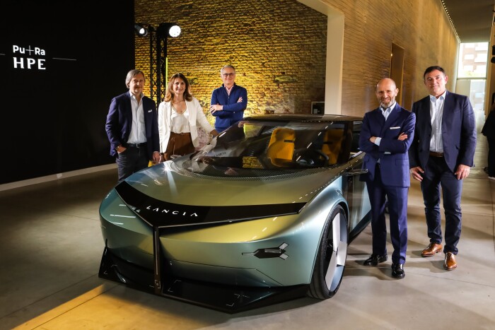 L.Napolitano_Lancia-CEO-N.Curic_Stellantis-Chief-Technology-Officer-J.-P-Ploue-Head-of-Stellantis-Design_R.-Guasco_Vice-President-CM-Design187aa7bee4a18924.jpeg