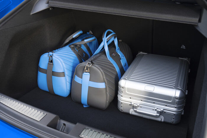 27_LOT_AXS__AlpineBleuVision_StaticTrunk-with-Alpine-accessories6a498c6f24e6e5d0.jpg