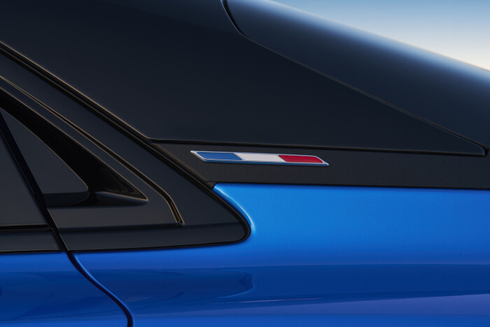 40_LOT2_CLOSEUP_EXTERIEURS_Ext_AlpineBleuVision_GTSBS1_DrapeaufrancaiscustodearrieCre4e83f853ebbf56bf.jpg