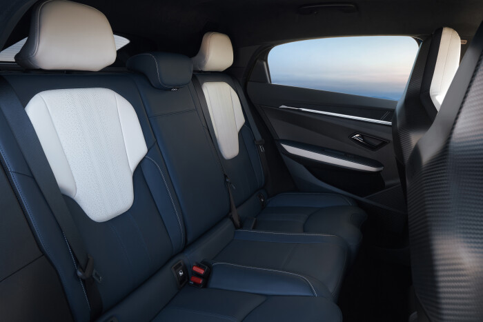 57_LOT3_CLOSEUP_INTERIEURS_Int_AlpineBleuVision_GTSBS1_Nappaleatherrearseatse9c69305358607a4.jpg