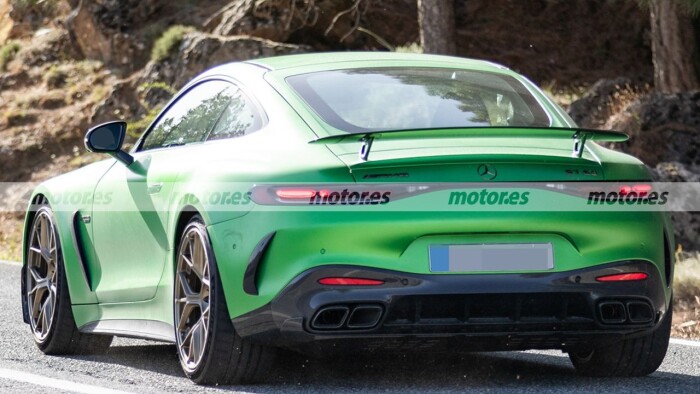 imgi_104_mercedes-amg-gt-coupe-2027-fotos-espia-2025109195-1752871239_9aa2bed162a4656bc.jpeg
