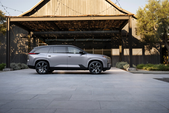 2027_Toyota_Highlander_Limited_Spellbound2Tone_005e2f2dbe6b7d732c4.jpg