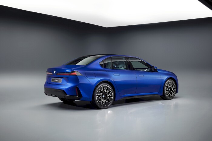 imgi_120_2027-bmw-i3-neue-klasse-shatters-competition-with-463-horsepower-and-up-to-560-miles-of-range_1d734ba64ecfb540d.jpeg