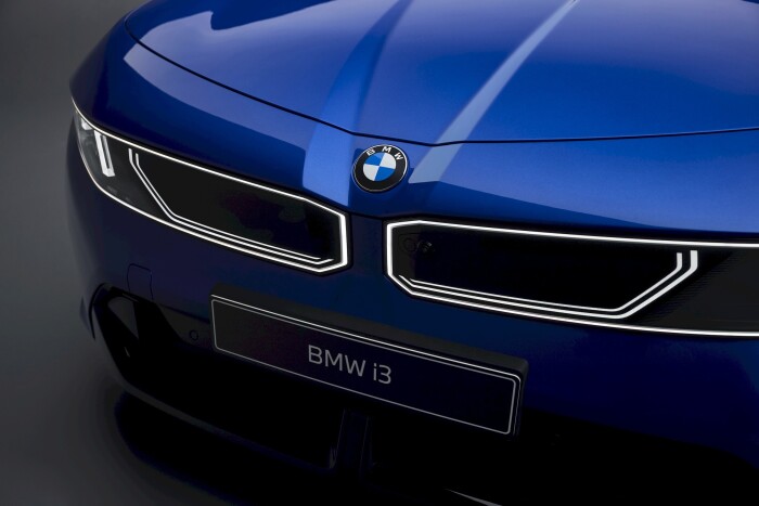 imgi_126_2027-bmw-i3-neue-klasse-shatters-competition-with-463-horsepower-and-up-to-560-miles-of-range_228ed488fb25d301e.jpeg