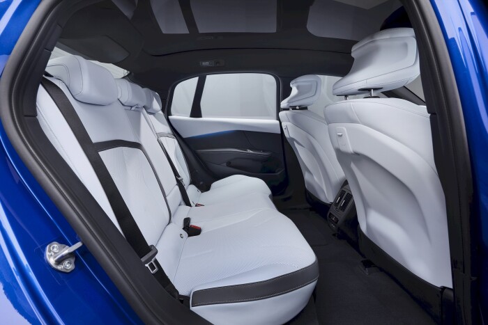 imgi_138_2027-bmw-i3-neue-klasse-shatters-competition-with-463-horsepower-and-up-to-560-miles-of-range_30e6ef20c1a0c951e.jpeg